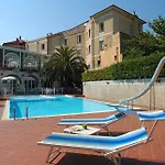 Riviera 3 Stelle Con Piscina Estiva Gratuita E Garage A Pagamento 3* 스포토르노
