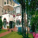 호텔 Riviera 3 Stelle Con Piscina Estiva Gratuita E Garage A Pagamento 3*