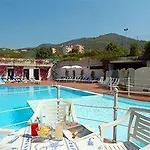 호텔 Riviera 3 Stelle Con Piscina Estiva Gratuita E Garage A Pagamento