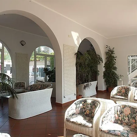 Riviera 3 Stelle Con Piscina Estiva Gratuita E Garage A Pagamento