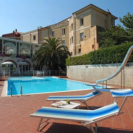 Riviera 3 Stelle Con Piscina Estiva Gratuita E Garage A Pagamento 3* Spotorno