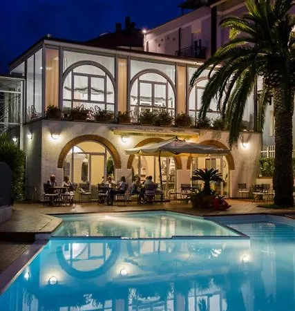 Riviera 3 Stelle Con Piscina Estiva Gratuita E Garage A Pagamento