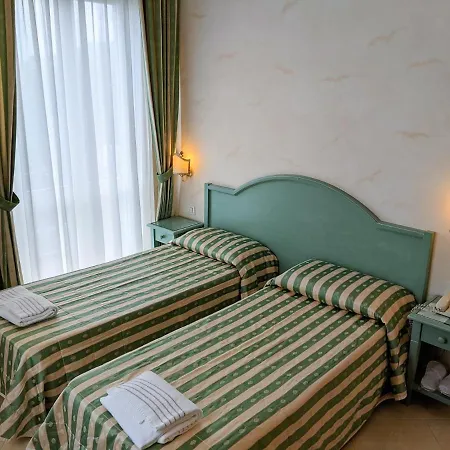 Riviera 3 Stelle Con Piscina Estiva Gratuita E Garage A Pagamento 3*