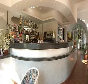 Riviera 3 Stelle Con Piscina Estiva Gratuita E Garage A Pagamento Отель 3*