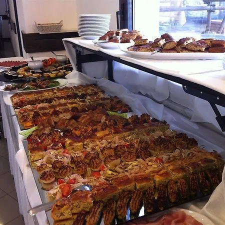 Riviera 3 Stelle Con Piscina Estiva Gratuita E Garage A Pagamento Отель 3*