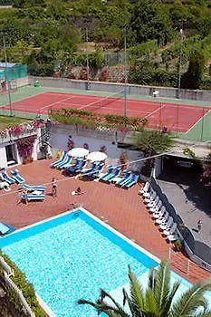 Riviera 3 Stelle Con Piscina Estiva Gratuita E Garage A Pagamento Споторно