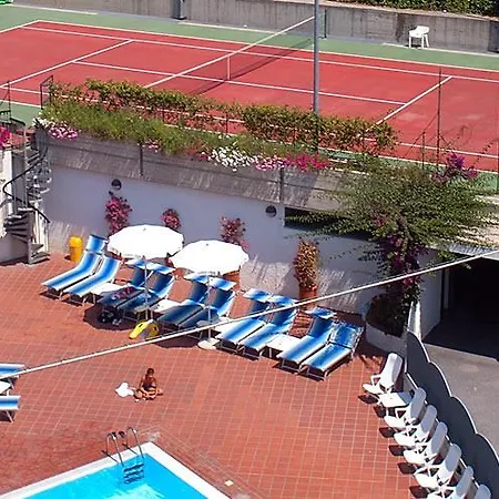Riviera 3 Stelle Con Piscina Estiva Gratuita E Garage A Pagamento 3* Споторно