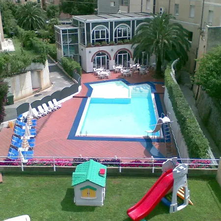Riviera 3 Stelle Con Piscina Estiva Gratuita E Garage A Pagamento 3* Spotorno