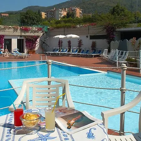 Riviera 3 Stelle Con Piscina Estiva Gratuita E Garage A Pagamento 3* Spotorno
