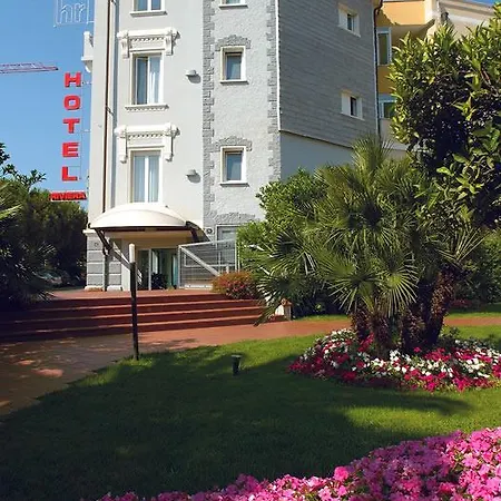 Отель Riviera 3 Stelle Con Piscina Estiva Gratuita E Garage A Pagamento 3*