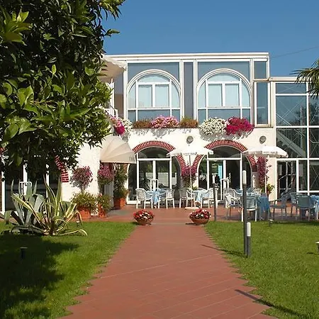 Riviera 3 Stelle Con Piscina Estiva Gratuita E Garage A Pagamento 3* Spotorno