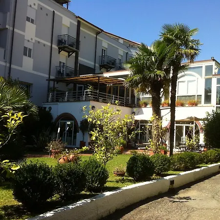 Riviera 3 Stelle Con Piscina Estiva Gratuita E Garage A Pagamento 3* Spotorno