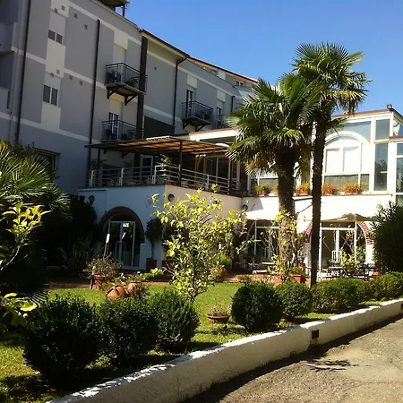 Riviera 3 Stelle Con Piscina Estiva Gratuita E Garage A Pagamento 3* Spotorno
