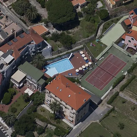 Riviera 3 Stelle Con Piscina Estiva Gratuita E Garage A Pagamento 3* Spotorno