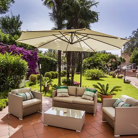 Отель Riviera 3 Stelle Con Piscina Estiva Gratuita E Garage A Pagamento 3*