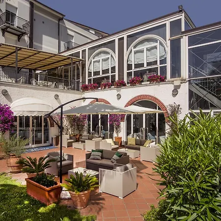 Riviera 3 Stelle Con Piscina Estiva Gratuita E Garage A Pagamento 3* Spotorno