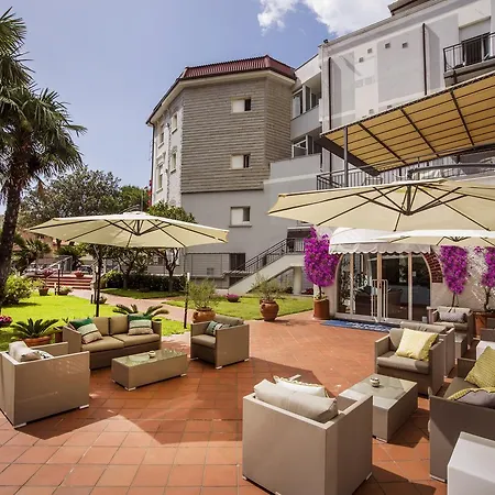 Riviera 3 Stelle Con Piscina Estiva Gratuita E Garage A Pagamento 3* Споторно