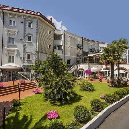 Riviera 3 Stelle Con Piscina Estiva Gratuita E Garage A Pagamento 3* Spotorno