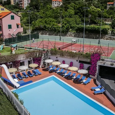 Riviera 3 Stelle Con Piscina Estiva Gratuita E Garage A Pagamento 3* Spotorno