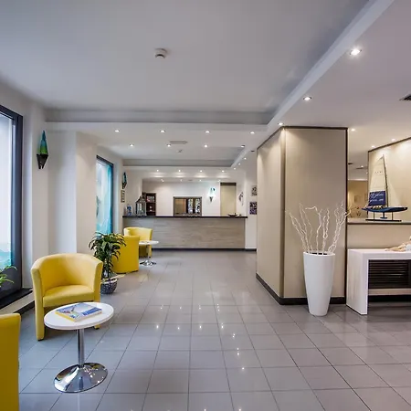 Riviera 3 Stelle Con Piscina Estiva Gratuita E Garage A Pagamento 3*