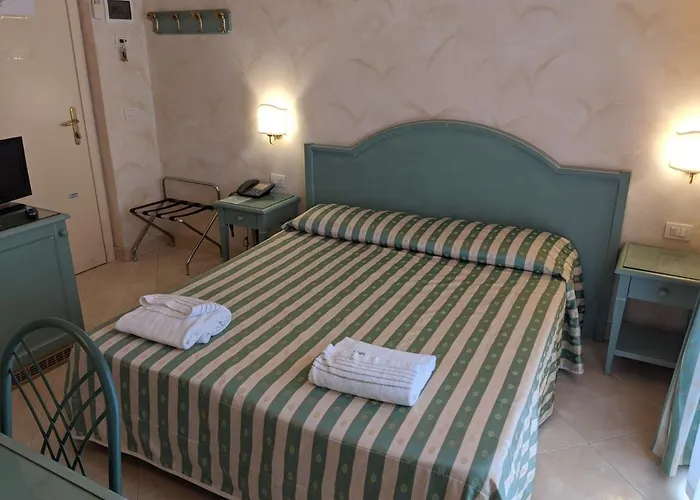 Riviera 3 Stelle Con Piscina Estiva Gratuita E Garage A Pagamento Spotorno