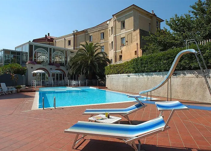 Riviera 3 Stelle Con Piscina Estiva Gratuita E Garage A Pagamento 3* Spotorno
