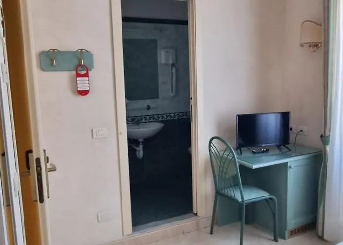 Riviera 3 Stelle Con Piscina Estiva Gratuita E Garage A Pagamento 호텔 스포토르노