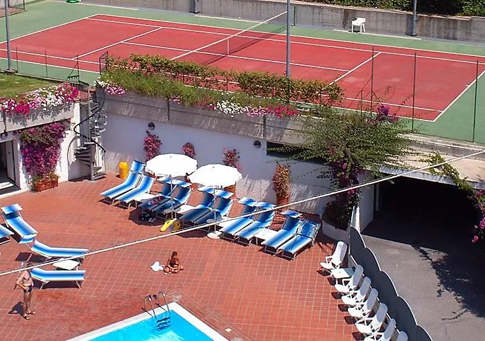 Riviera 3 Stelle Con Piscina Estiva Gratuita E Garage A Pagamento 3* Spotorno
