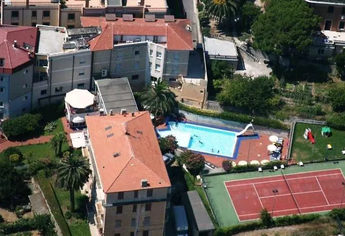Riviera 3 Stelle Con Piscina Estiva Gratuita E Garage A Pagamento 3* Spotorno