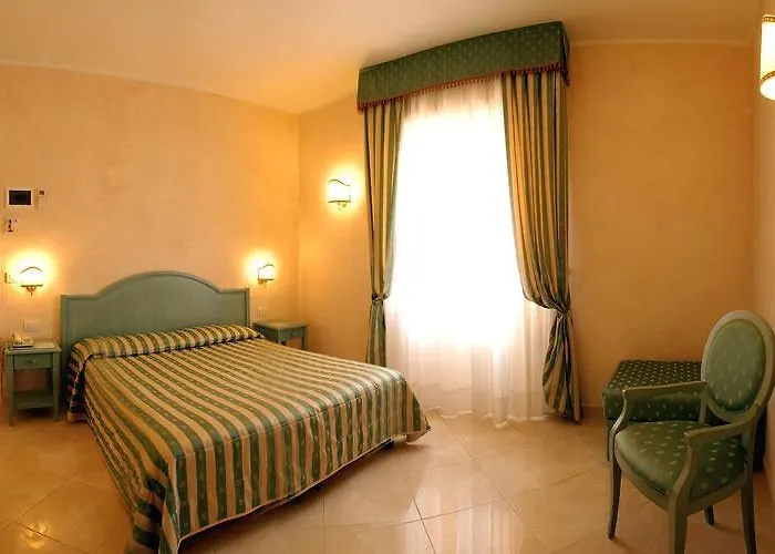 Riviera 3 Stelle Con Piscina Estiva Gratuita E Garage A Pagamento 3* 스포토르노