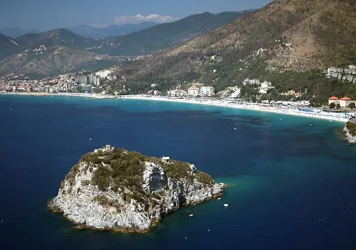 Riviera 3 Stelle Con Piscina Estiva Gratuita E Garage A Pagamento 3* Spotorno