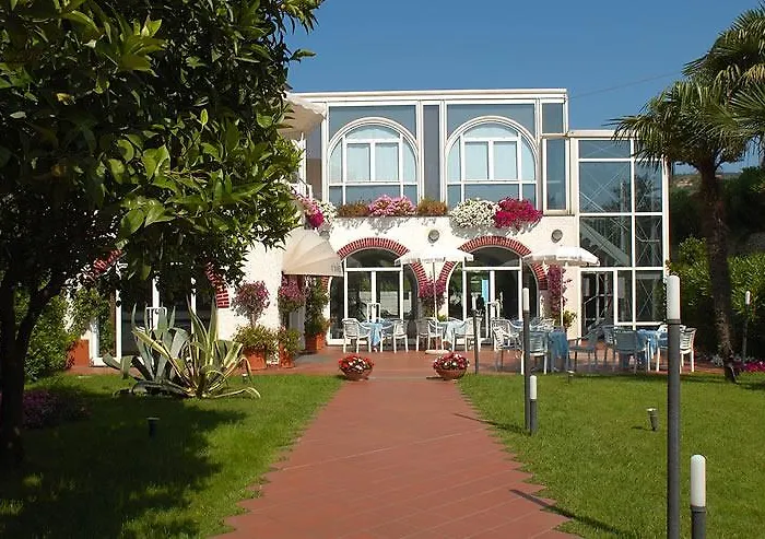 Riviera 3 Stelle Con Piscina Estiva Gratuita E Garage A Pagamento 3* Spotorno
