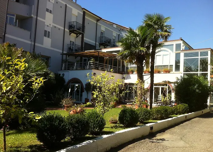 Riviera 3 Stelle Con Piscina Estiva Gratuita E Garage A Pagamento 3* Spotorno