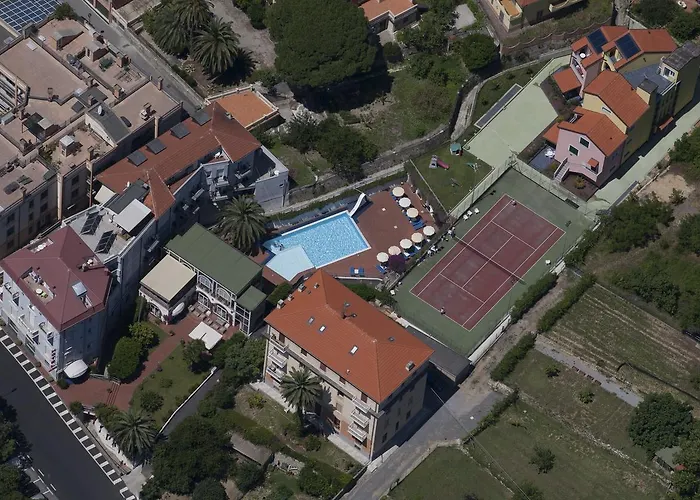 Riviera 3 Stelle Con Piscina Estiva Gratuita E Garage A Pagamento 3* Spotorno