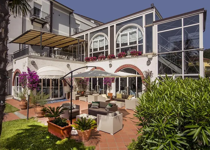 Riviera 3 Stelle Con Piscina Estiva Gratuita E Garage A Pagamento 3* 스포토르노