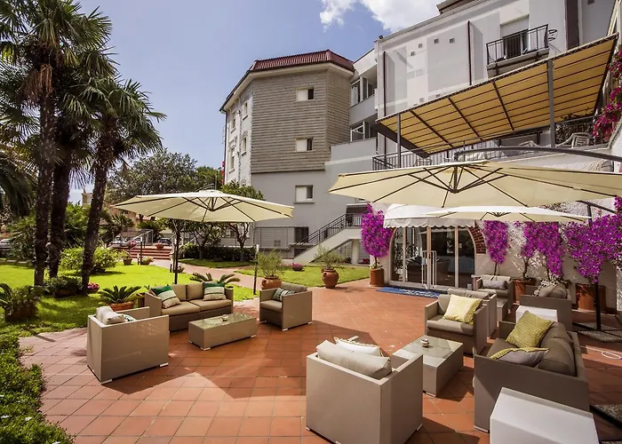 Riviera 3 Stelle Con Piscina Estiva Gratuita E Garage A Pagamento 3* Spotorno