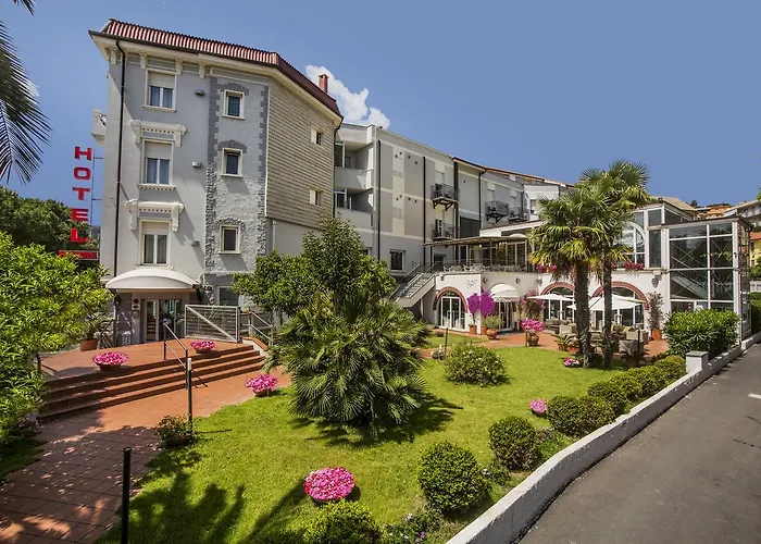 Riviera 3 Stelle Con Piscina Estiva Gratuita E Garage A Pagamento 3* Spotorno