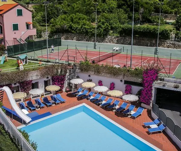Riviera 3 Stelle Con Piscina Estiva Gratuita E Garage A Pagamento 3* Spotorno