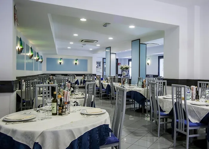 Riviera 3 Stelle Con Piscina Estiva Gratuita E Garage A Pagamento 3* 스포토르노