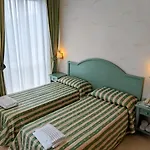 Riviera 3 Stelle Con Piscina Estiva Gratuita E Garage A Pagamento 3*