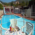 Hotel Riviera 3 Stelle Con Piscina Estiva Gratuita E Garage A Pagamento Spotorno