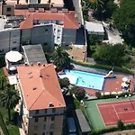 Riviera 3 Stelle Con Piscina Estiva Gratuita E Garage A Pagamento 3* Spotorno