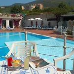 Riviera 3 Stelle Con Piscina Estiva Gratuita E Garage A Pagamento 3* Spotorno