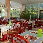 Riviera 3 Stelle Con Piscina Estiva Gratuita E Garage A Pagamento 3* Spotorno