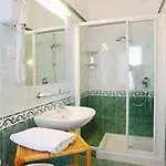 Riviera 3 Stelle Con Piscina Estiva Gratuita E Garage A Pagamento