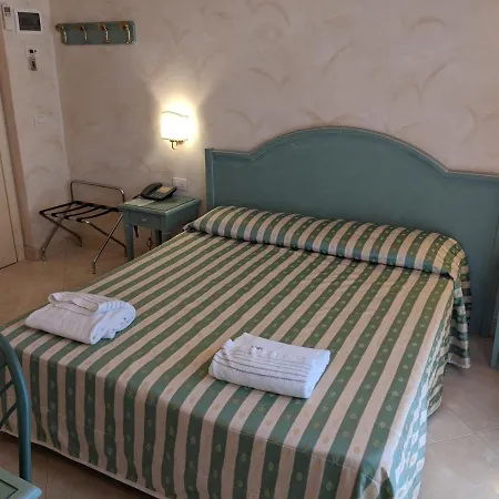 Riviera 3 Stelle Con Piscina Estiva Gratuita E Garage A Pagamento Споторно