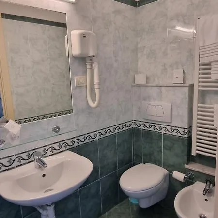 Riviera 3 Stelle Con Piscina Estiva Gratuita E Garage A Pagamento 酒店 3*