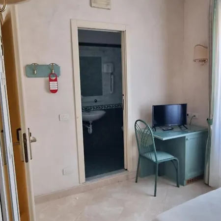 Riviera 3 Stelle Con Piscina Estiva Gratuita E Garage A Pagamento Ξενοδοχείο Spotorno