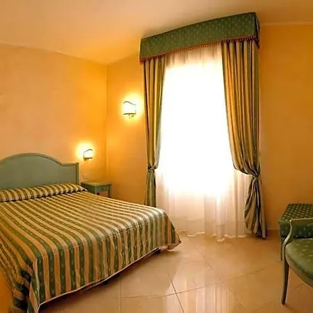 Riviera 3 Stelle Con Piscina Estiva Gratuita E Garage A Pagamento 3* Споторно