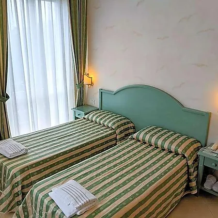 Riviera 3 Stelle Con Piscina Estiva Gratuita E Garage A Pagamento Отель 3*